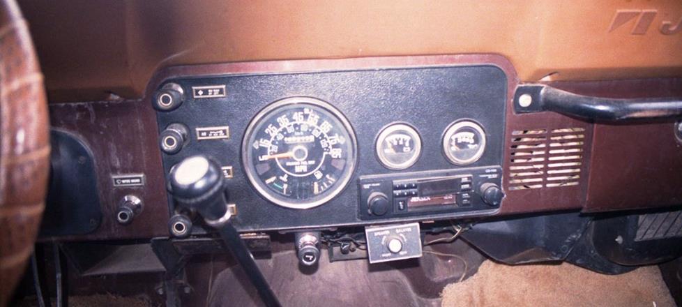 Jeep CJ-7 radio