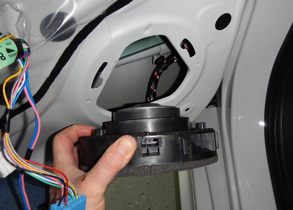 mutsubishi outlander speaker replacement