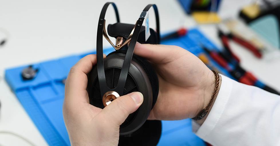 Person holding Meze PRO 105