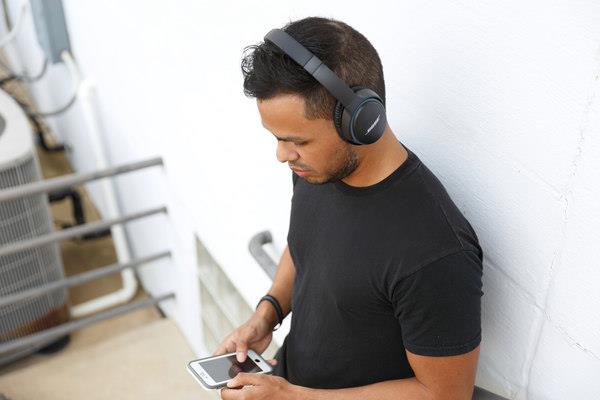 Wireless Bluetooth headphones