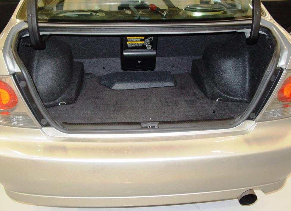 Lexus IS 300 trunk