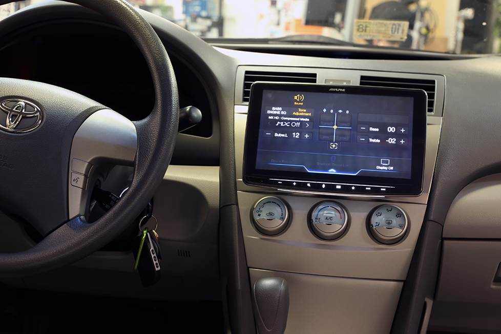 The Alpine Halo9 iLX-F309 stereo in the dash of a 2007 Toyota Camry