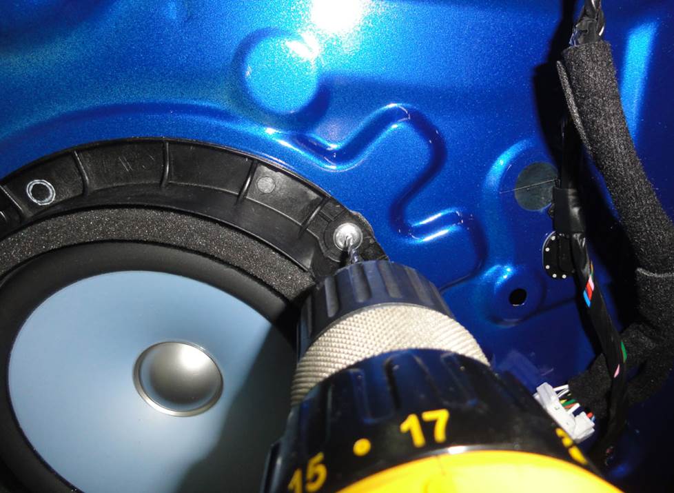 Hyundai veloster discount factory subwoofer
