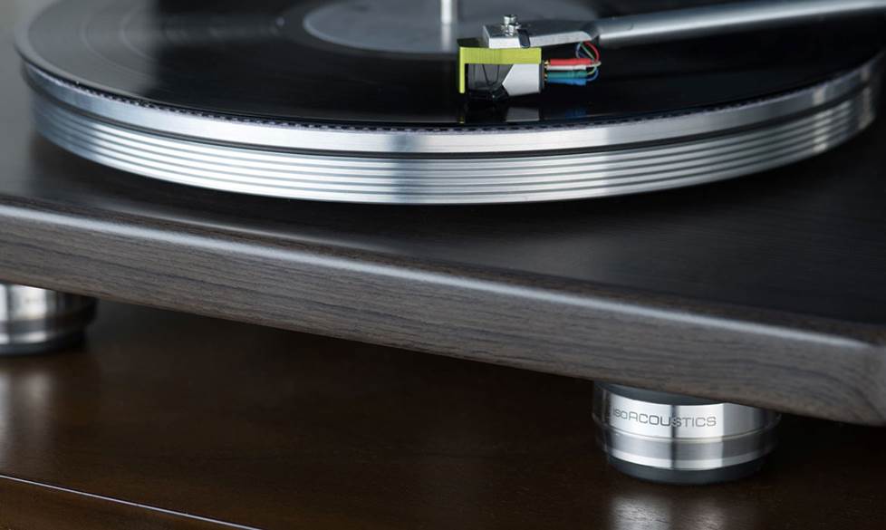 A turntable with feet that reduce vibrations.