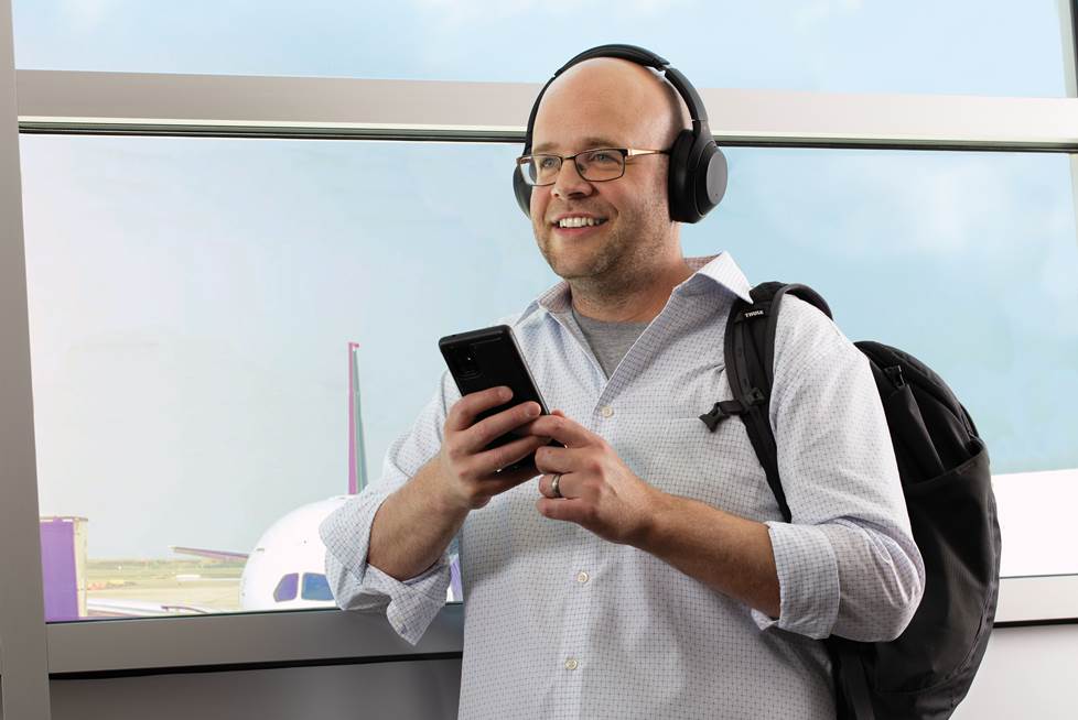 Jeff wearing the Sony XM4s at airport