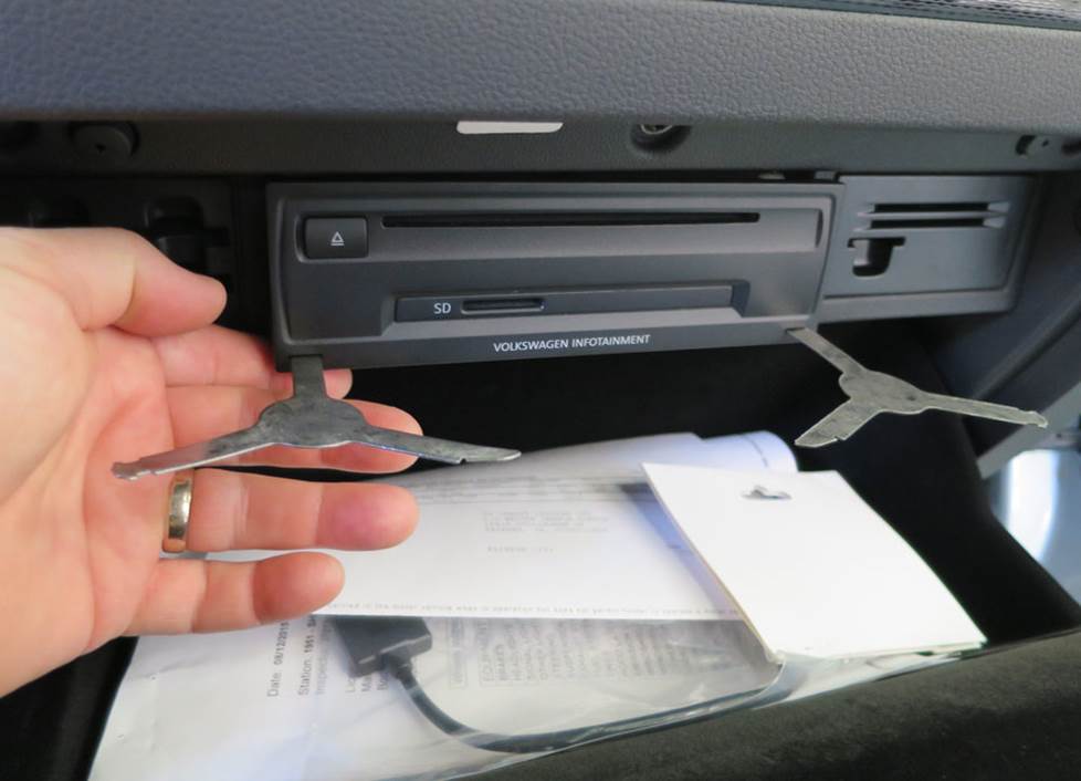 volkswagen golf larger radio