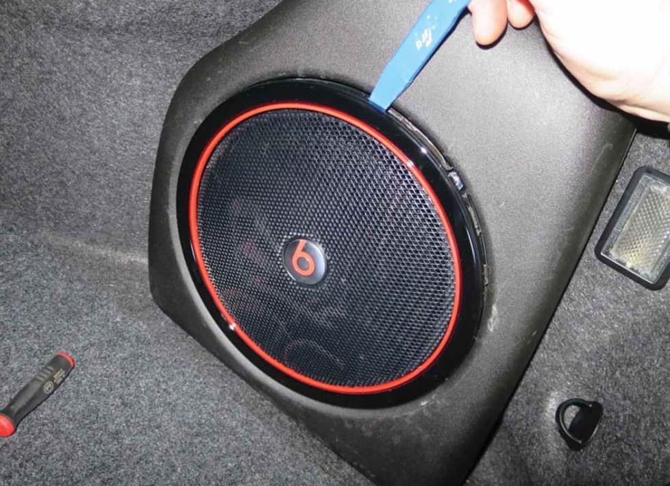 Chrysler 300 discount beats subwoofer