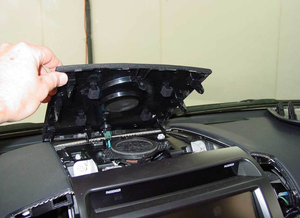 Toyota Land Cruiser center dash speaker