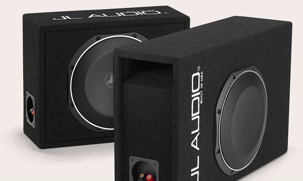 Two amps overlapping one another. The left one has no port and the right one has a port.