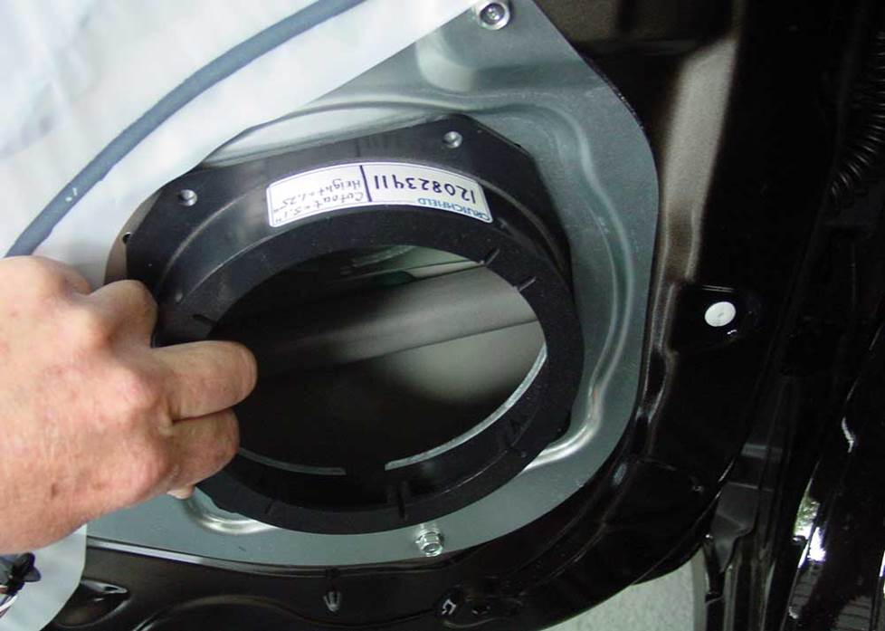 Mounting the adapter bracket in the Soul's front door (Crutchfield Research Photo)