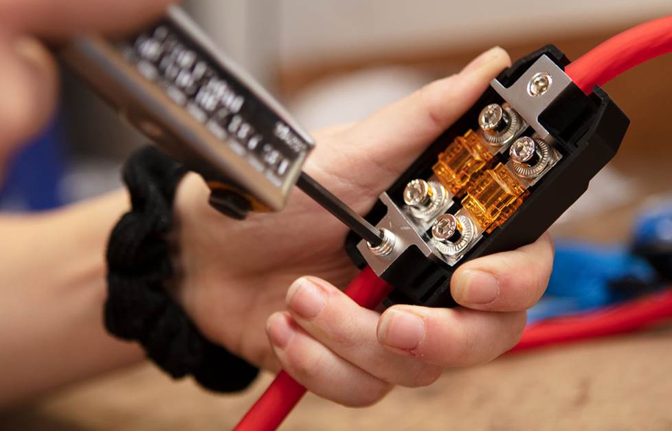 installing a fuse block with heavy gauge wire