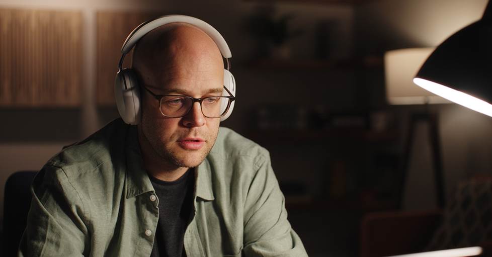 Jeff at desk with Sonos Ace headphones in white