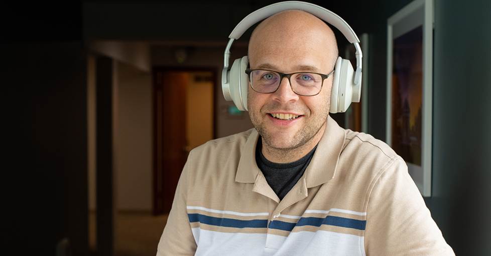 Crutchfield writer Jeff Miller wearing Cambridge Melomania headphones