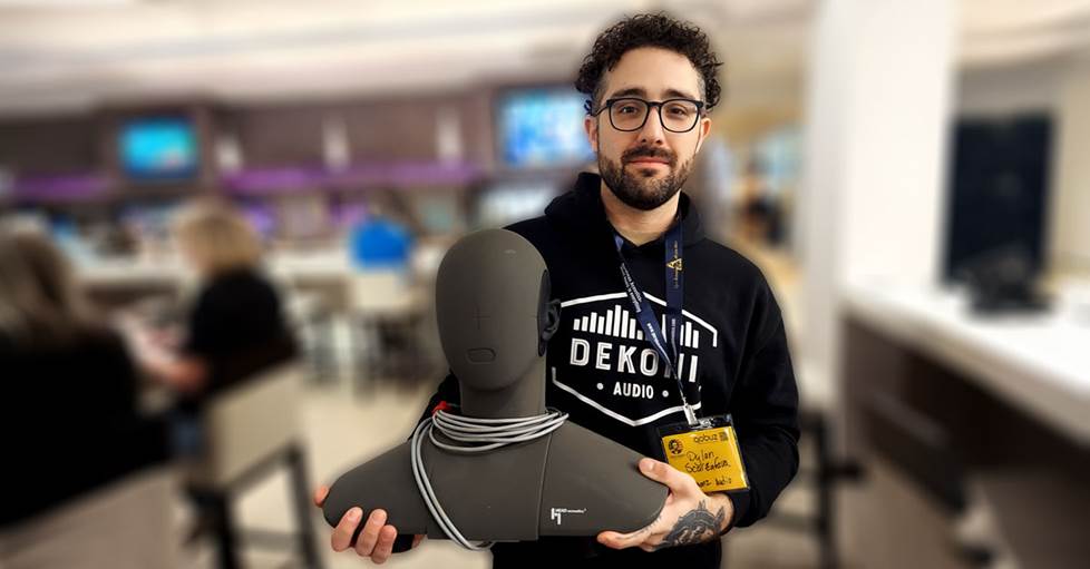 IMAGE OF DEKONI ENGINEER HOLDING HATS MEASUREMENT RIG