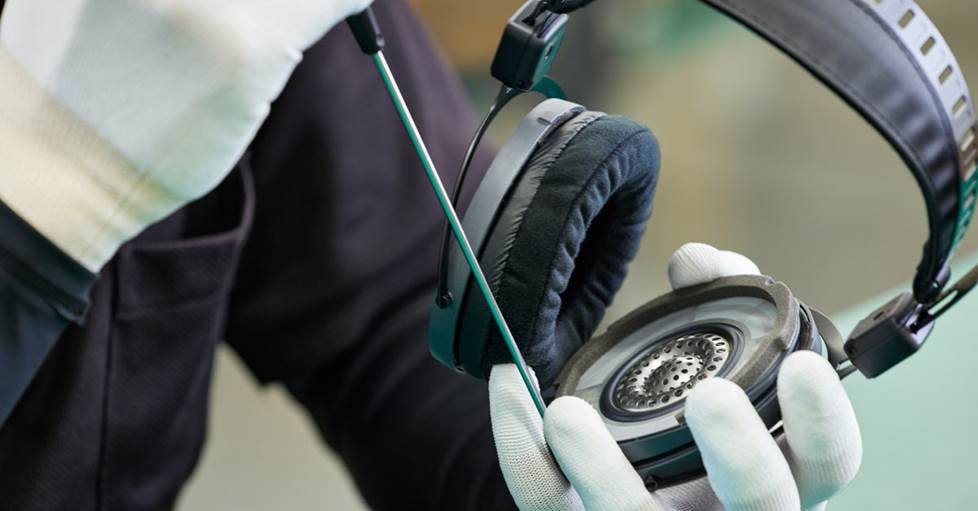 Assembling the ATH-R70Xa headphones