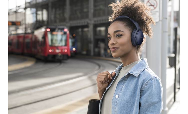 Bose® QuietComfort® 35 wireless headphones II World-class Bose noise cancellation that you can manually adjust