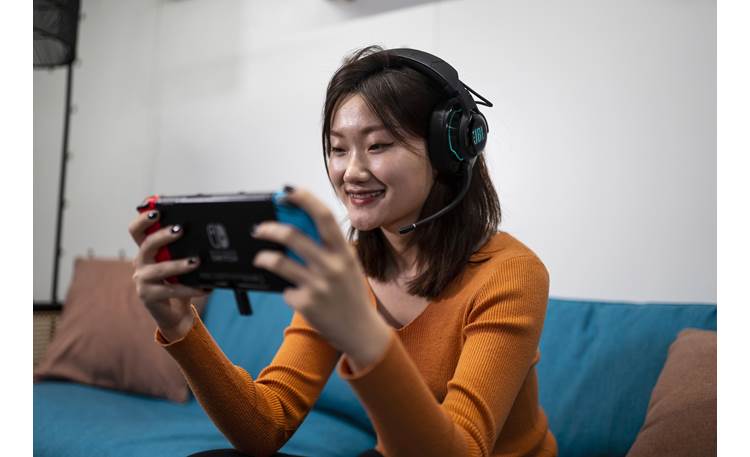 JBL Quantum 910 USB-C transmitter works with Nintendo Switch in both TV and handheld mode